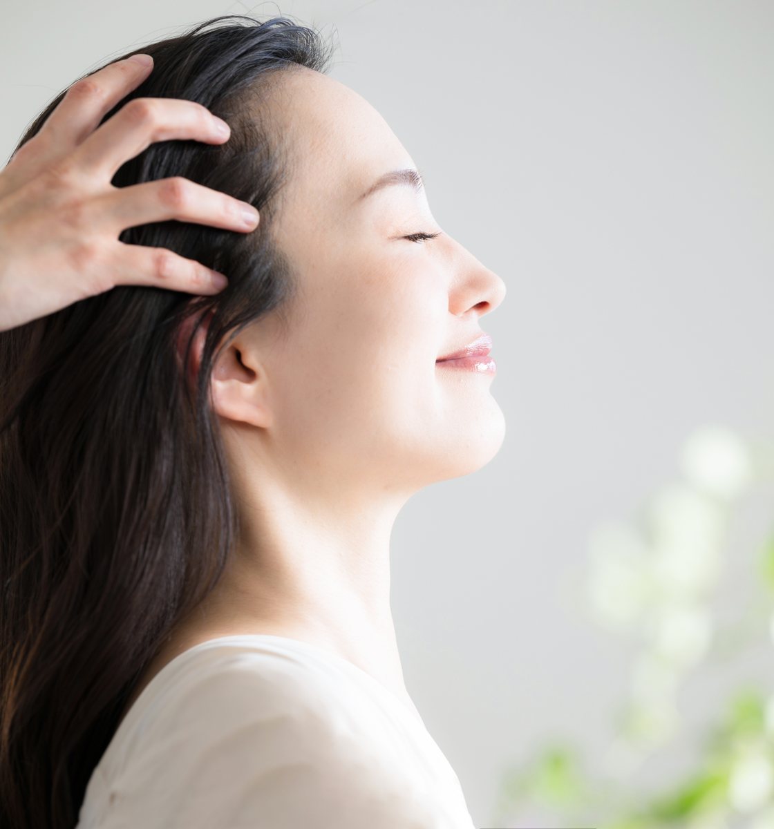 ヘッドスパで頭皮をほぐす様子
